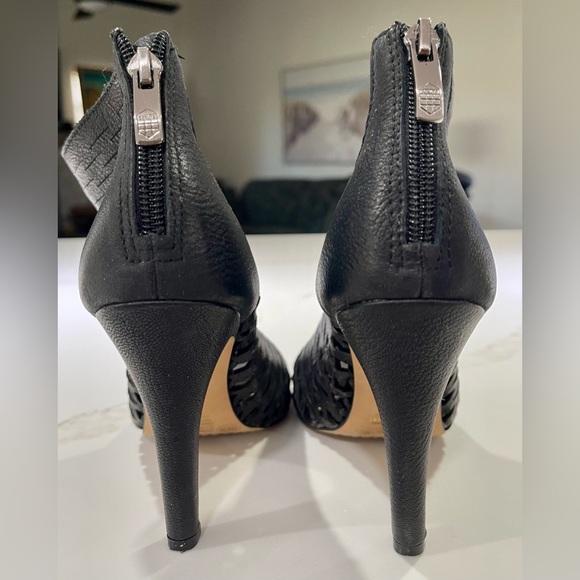 🥳🥳 VINCE CAMUTO Leather Krandi black ankle shoes, 4” Heel, Size 5 - Picture 6 of 6